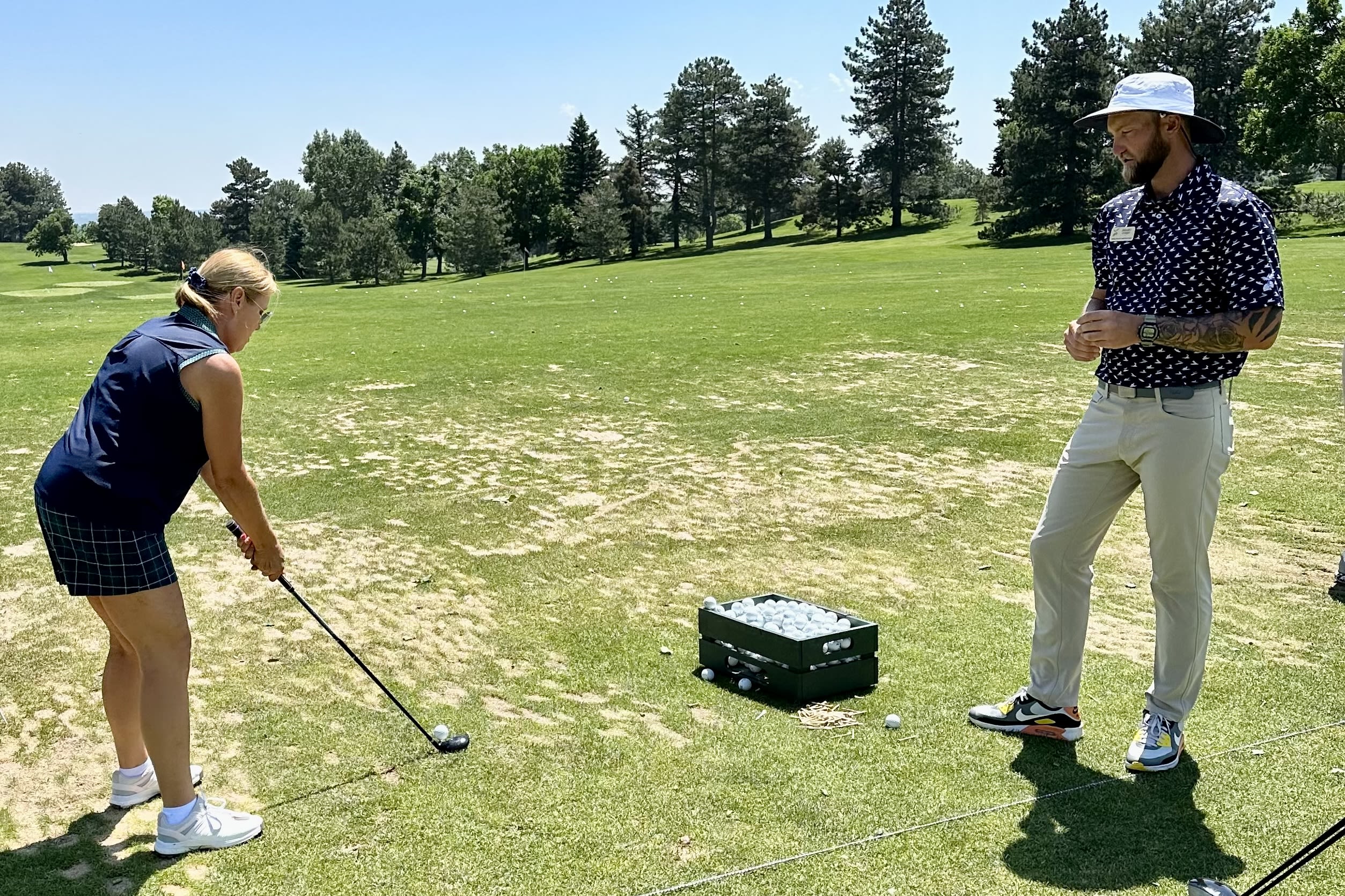 Curry with a Pinehurst member during the lesson fundraising event.