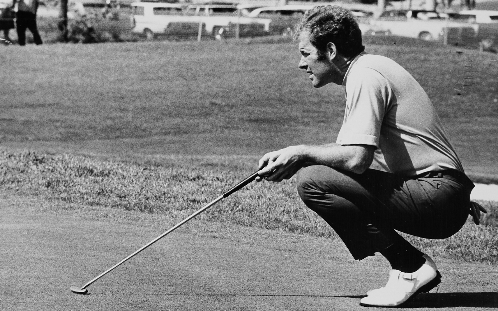 Tom Weiskopf reads his putt during the 1971 PGA Championship.(Photo by PGA of America via Getty Images)