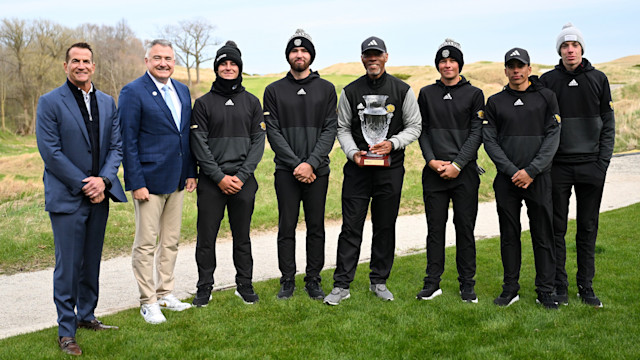 The winning Arkansas at Pine Bluff squad with PGA President Don Rea Jr. and Kohler Co. CEO & Chairman David Kohler.