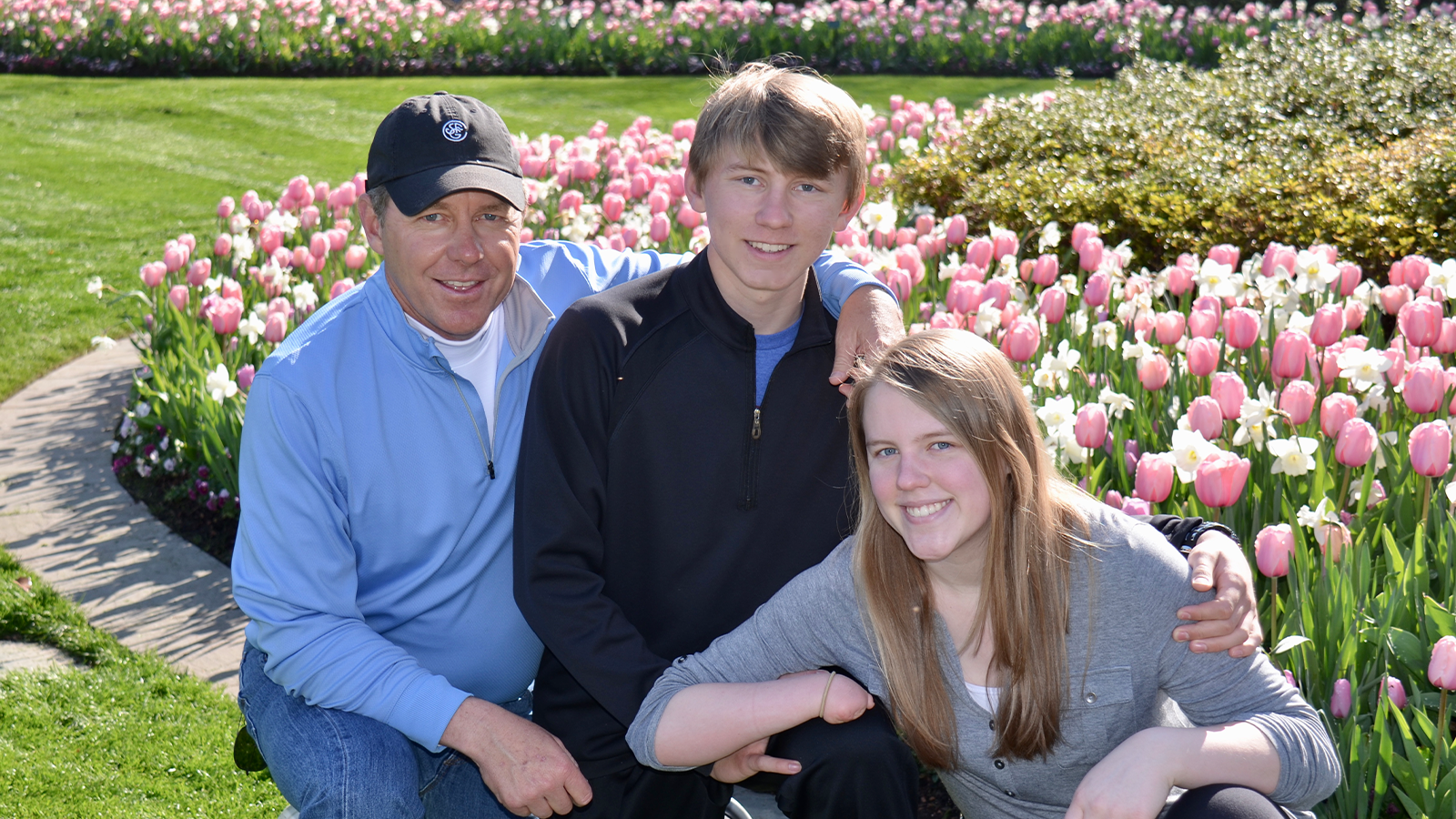 Cameron Doan with his kids (Photo courtesy of the Northern Texas PGA Section)