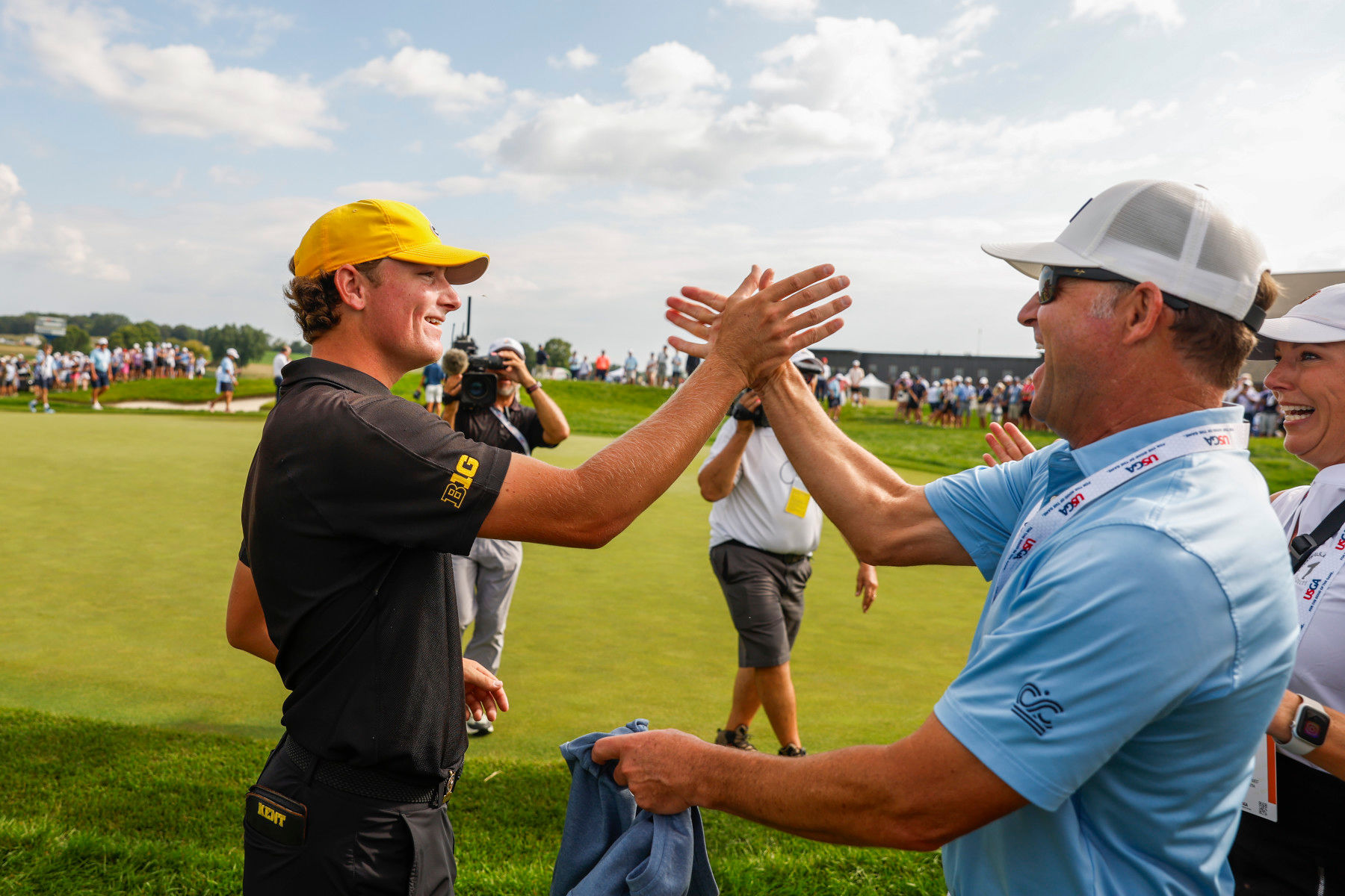 Noah and David Kent celebrate after Noah won his semifinals match. (Chris Keane/USGA)