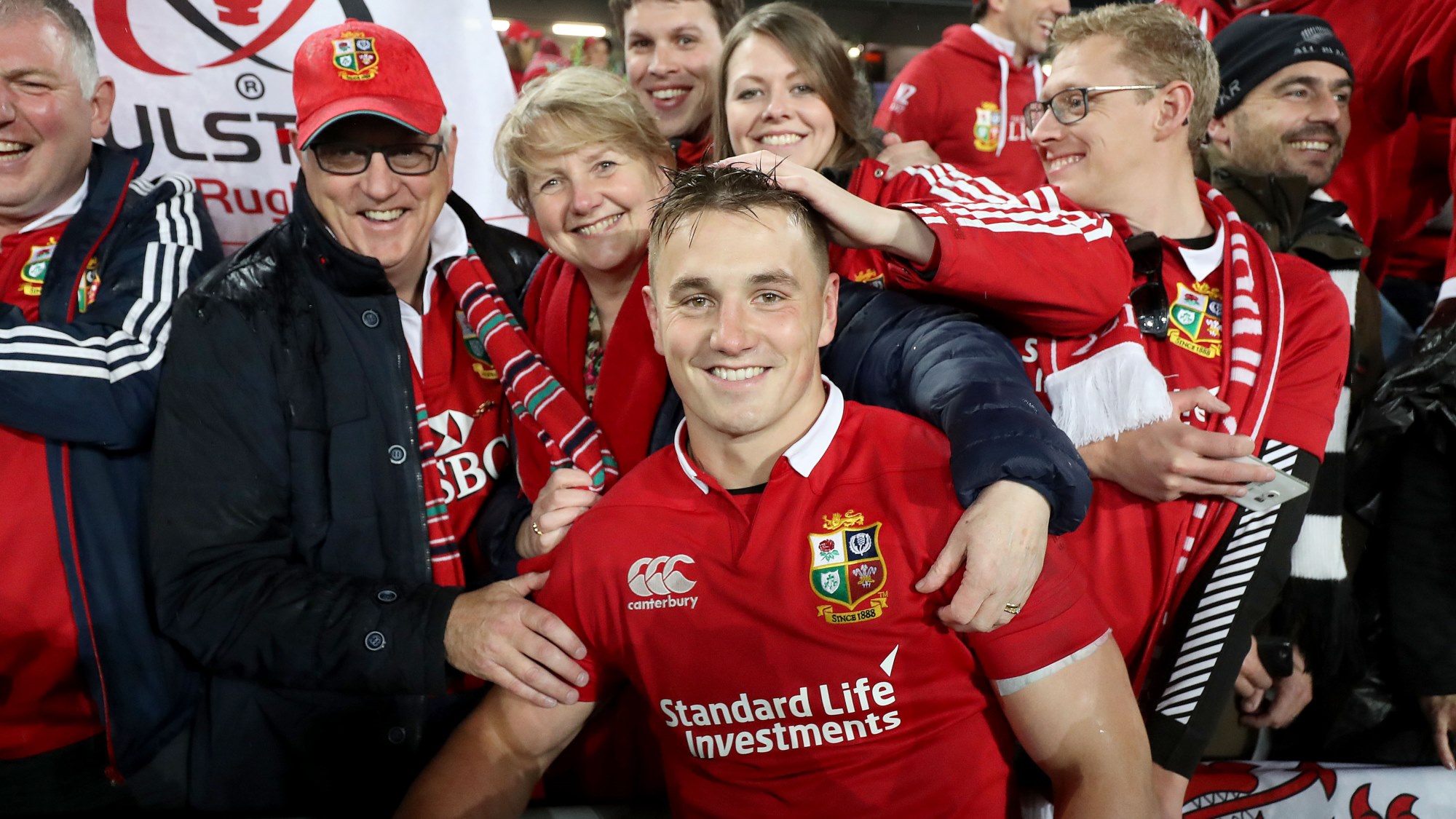 Davies helps keep Wales' Grand Slam hopes alive