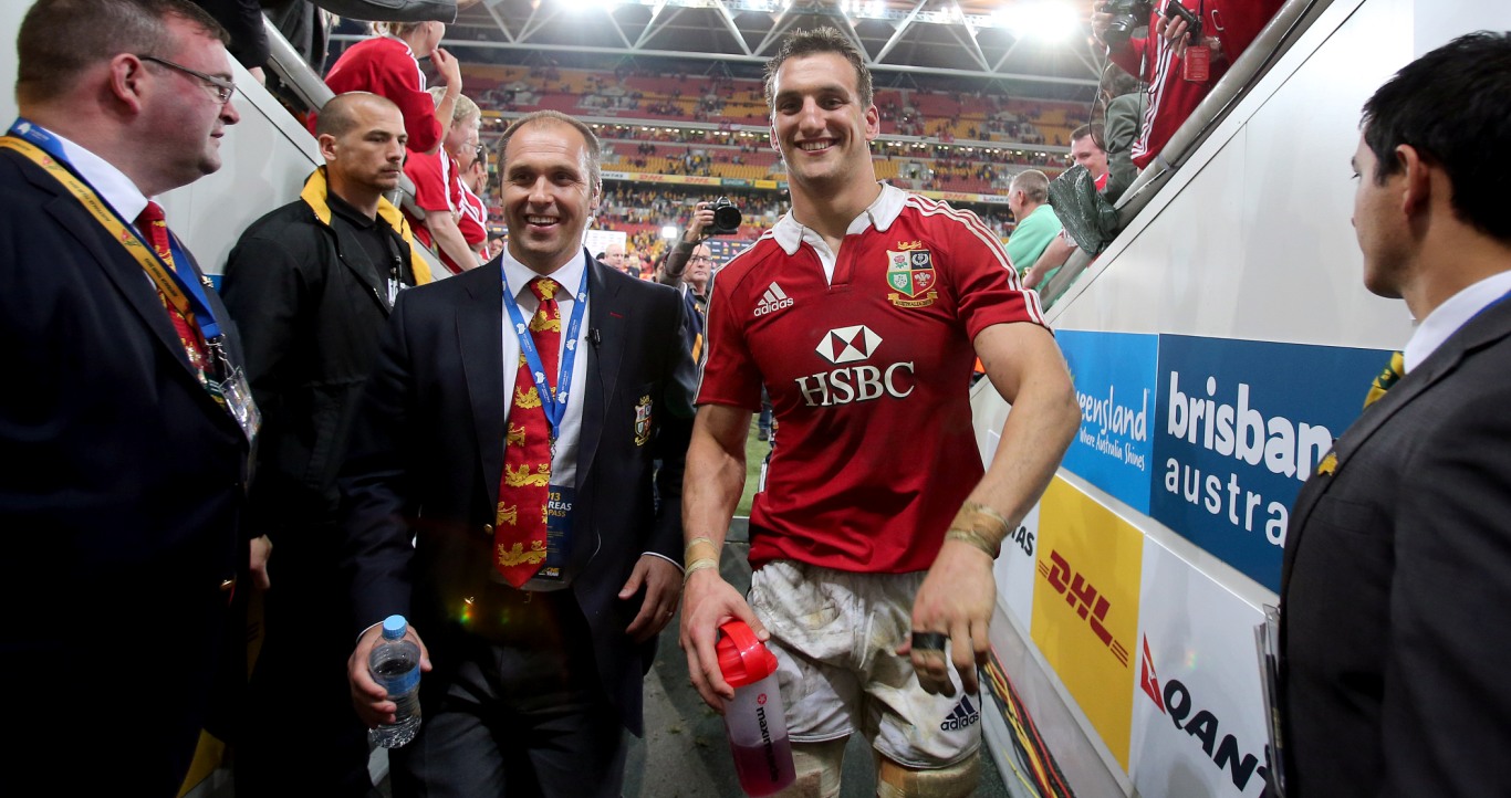 Robshaw has an admirer in Warburton