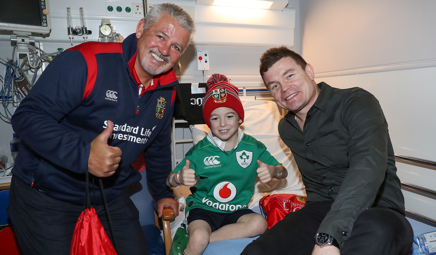 Gatland and O'Driscoll visit patients at Temple Street Children's Hospital