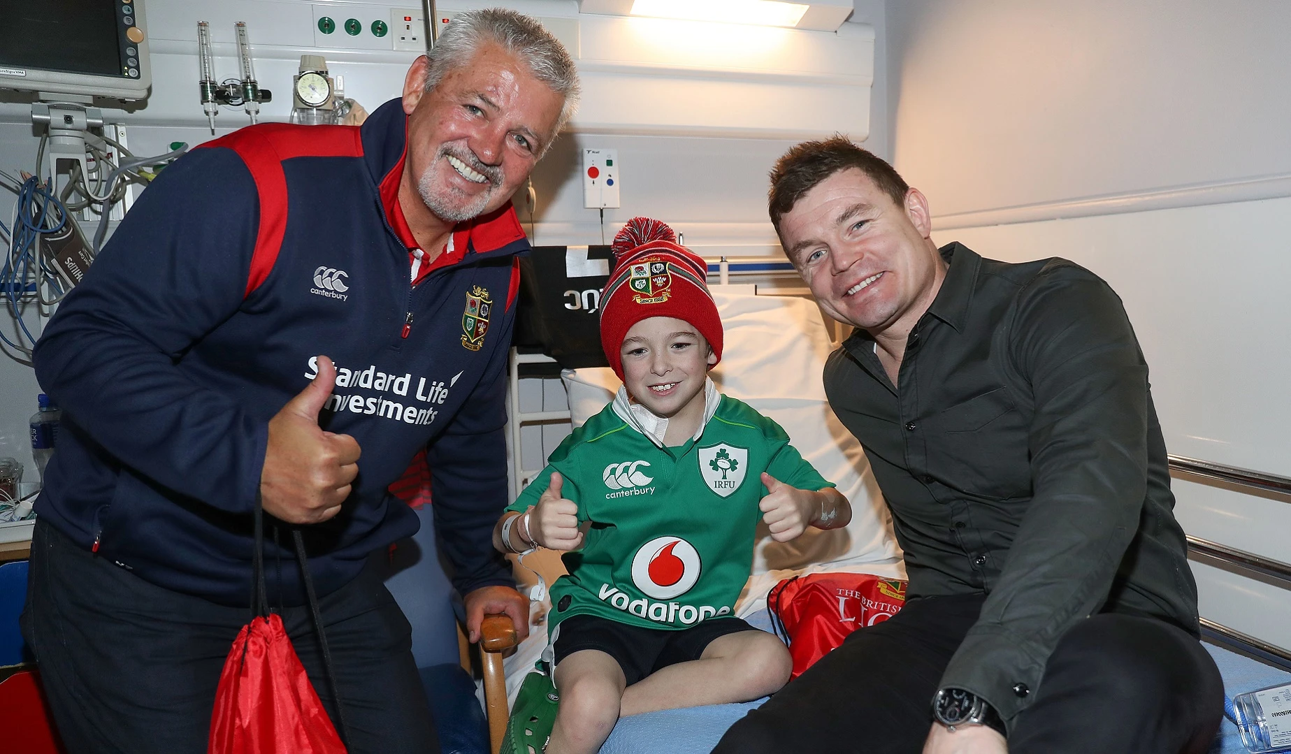 Gatland and O'Driscoll visit patients at Temple Street Children's Hospital
