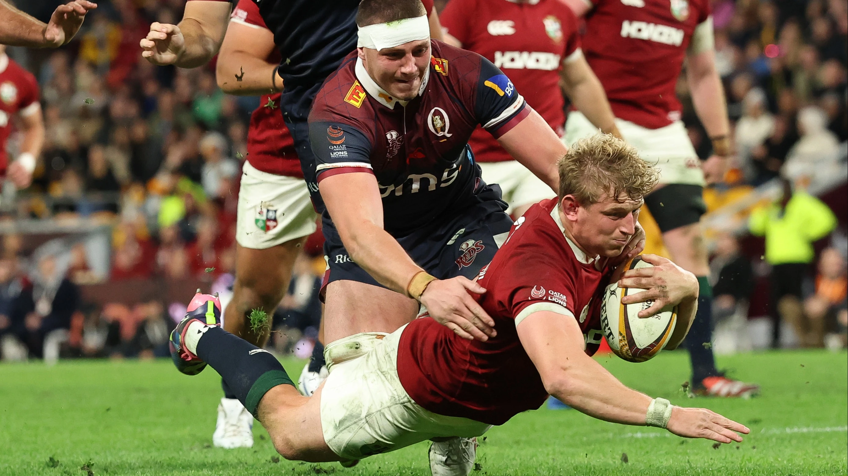 Jac Morgan dives over for his try