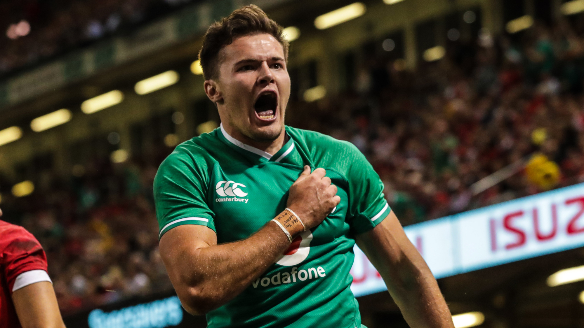 Ireland fend off Wales in Cardiff
