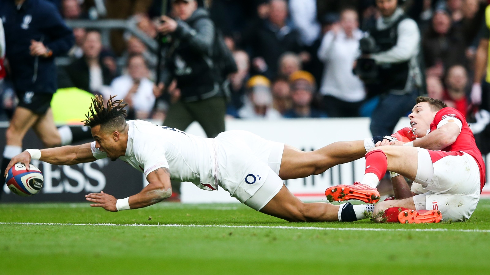 14-man England secure Triple Crown with victory over Wales