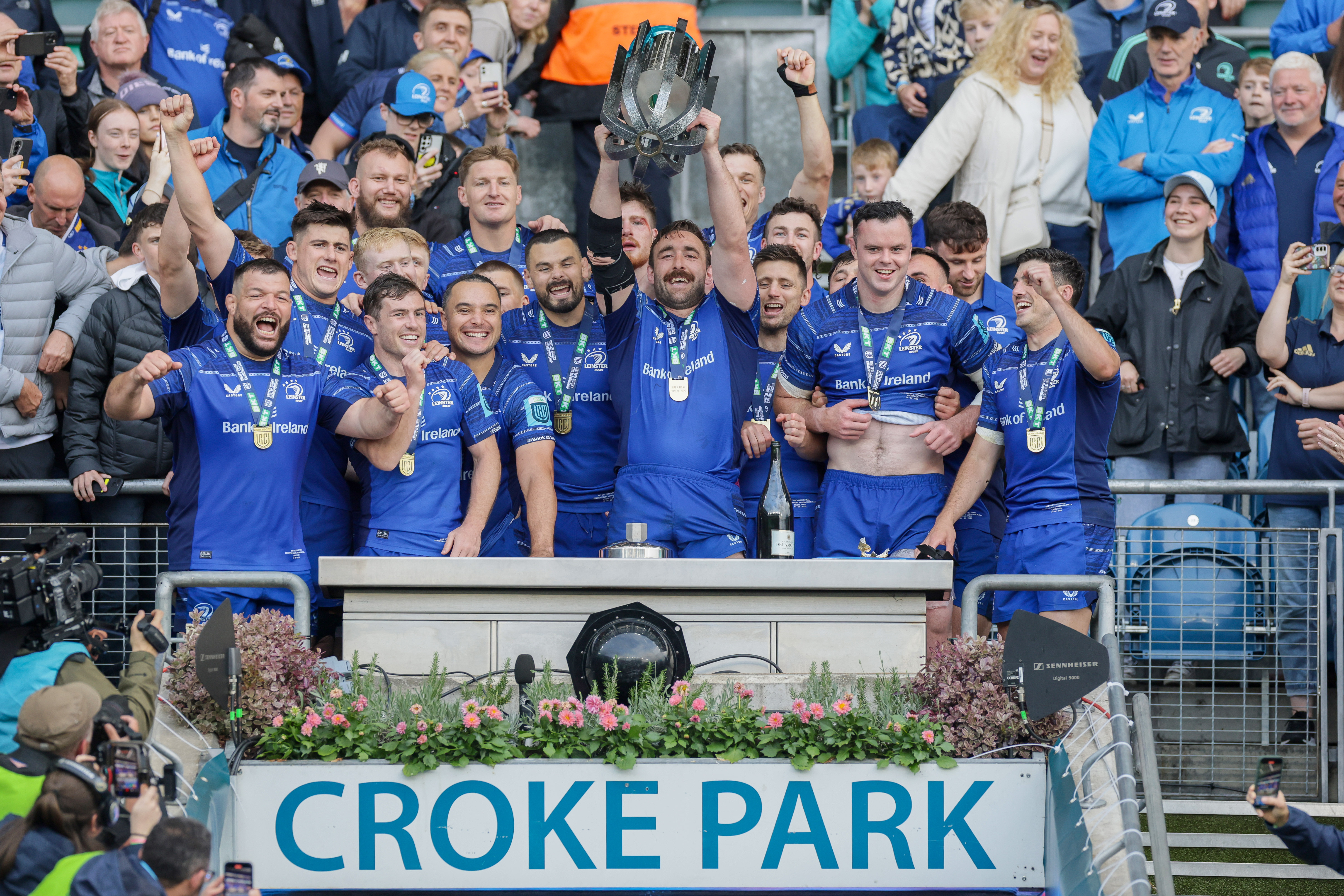 Leinster players celebrating after winning the URC.