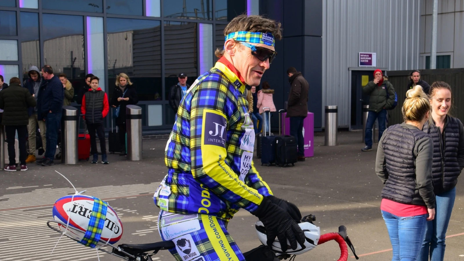 Wainwright leads support for Weir and Smith with London-Edinburgh bike ride