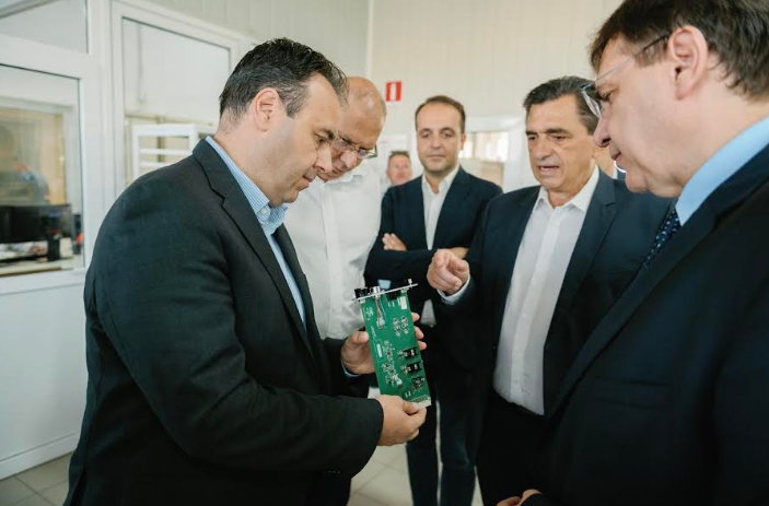 Οι δορυφόροι στο επίκεντρο.
