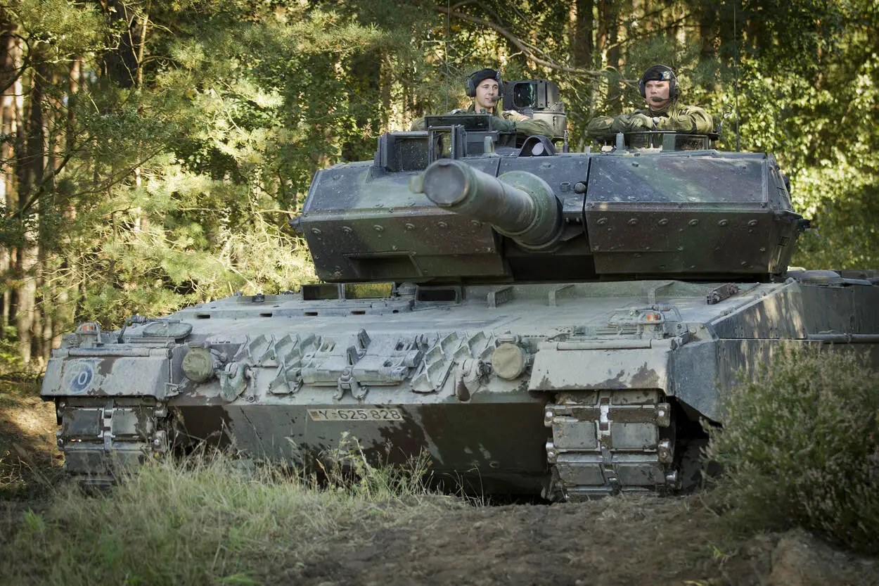 Germany is offering Brazil a large batch of German armored vehicles that Ukraine rejected, according to Ukrainian media citing the TecnoDefensa portal. 76 Leopard 2A6 tanks & 78 Marder 1A5 infantry fighting vehicles