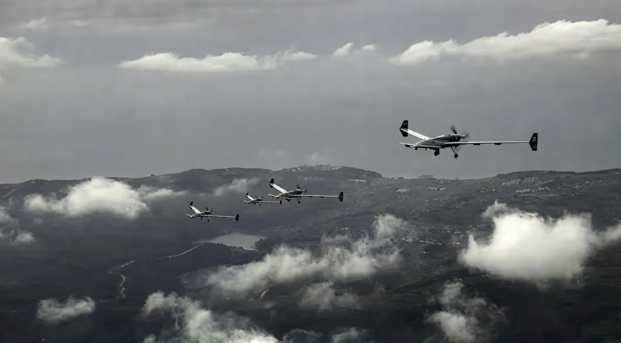 Turkey is testing a swarm of Baykar's Sivrisinek ("Mosquito") drones in GPS-jammed environments! The drones' new capabilities allow them to autonomously coordinate attacks even in areas without satellite navigation signals.