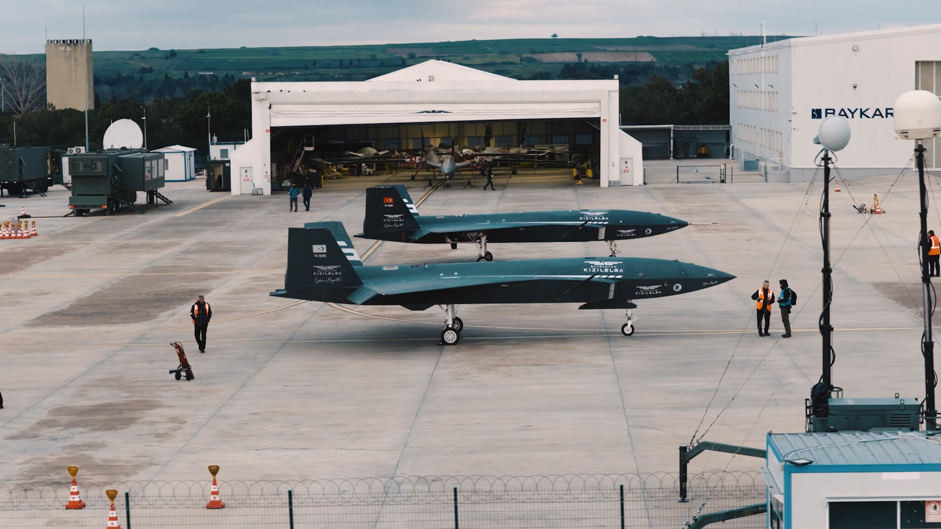 TURKEY JUST MADE TOP GUN A MUST: TWO AI JET DRONES MALE UCAV Bayraktar KIZILELMA FLYING IN A TIGHT AUTONOMOUS FORMATION LIKE EXPERIENCED ACES NO PILOTS NEEDED. The big problem for Greece, Russia, Israel is about to be completed