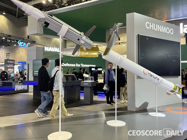 ADEX 2025 – Hanwha Aerospace LPGW100 gives Chunmoo rocket launcher the ability to hit moving targets. Hanwha Group’s rocket launchers LOGIR 70mm missiles, Biryong (Wyvern) 130mm missiles mounted on ships and USVs
