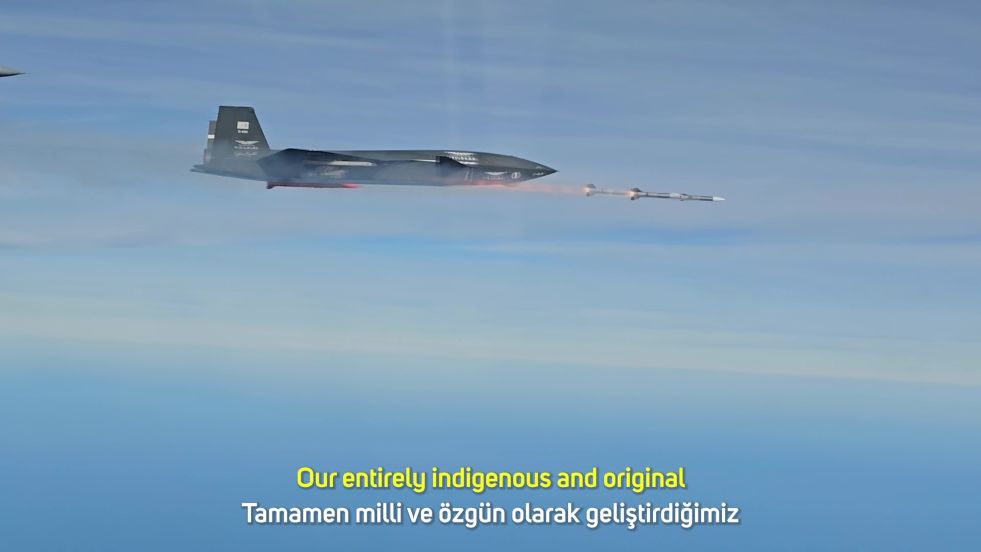Bayraktar KIZILELMA hit a jet target with a GÖKDOĞAN BVR air-to-air missile in a landmark test off the coast of Sinop, making it the first unmanned combat aircraft in the world to achieve an air-to-air missile strike!