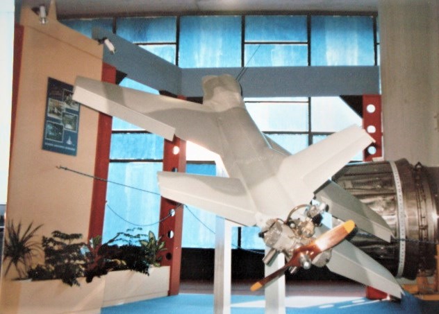 In 1990, the Hellenic Defense Agency presented the “F-16 Drone” at DEFENDORY, but a “magic” hand… made it disappear! The same magic hand made dozens of defense programs disappear: ARIS V, the ARIS anti-aircraft system