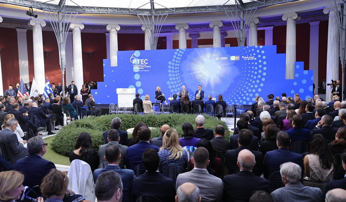 Η σύνοδος P-TEC στο Ζάππειο ανέδειξε την Ελλάδα σε στρατηγικό ενεργειακό κόμβο Ευρώπης–ΗΠΑ, ενισχύοντας τον ρόλο της στην ενεργειακή ασφάλεια, τη διατλαντική συνεργασία και τη γεωπολιτική σταθερότητα στην Ανατολική Μεσόγειο.