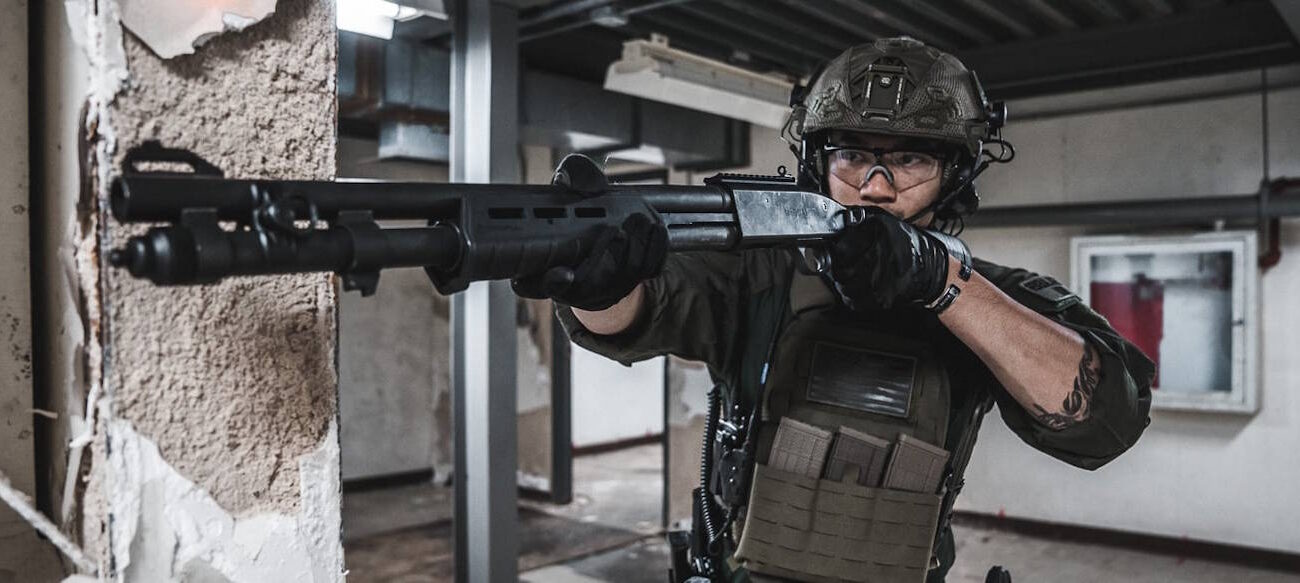 The US Army awards Mossberg a contract for additional Pump-Action 590A1 shotguns! How will soldiers deal with kamikaze drones? The Mossberg 590RM™ shotgun with a 10+1 double-column magazine, good aiming, $1085 in the US.