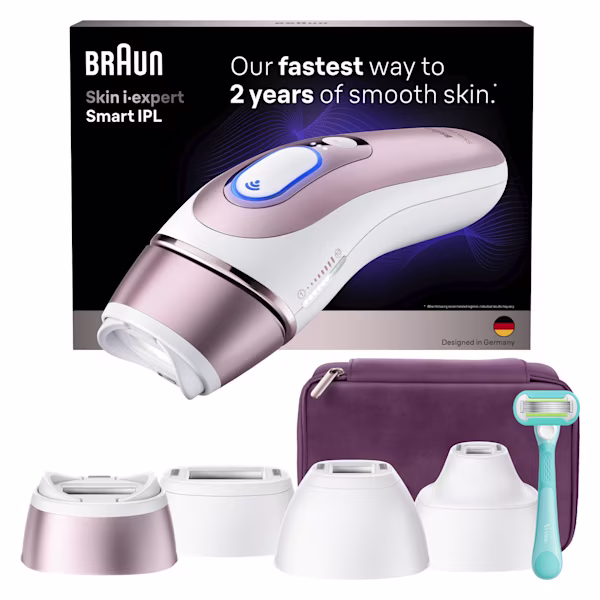 Skin i·expert with bordeaux pouch, SmartFlex, intimate, mini precision and standard head, Venus razor. Packaging behind rendering on white background. Skin i·expert with bordeaux pouch, SmartFlex, intimate, mini precision and standard head, Venus razor. Packaging behind rendering on white background.