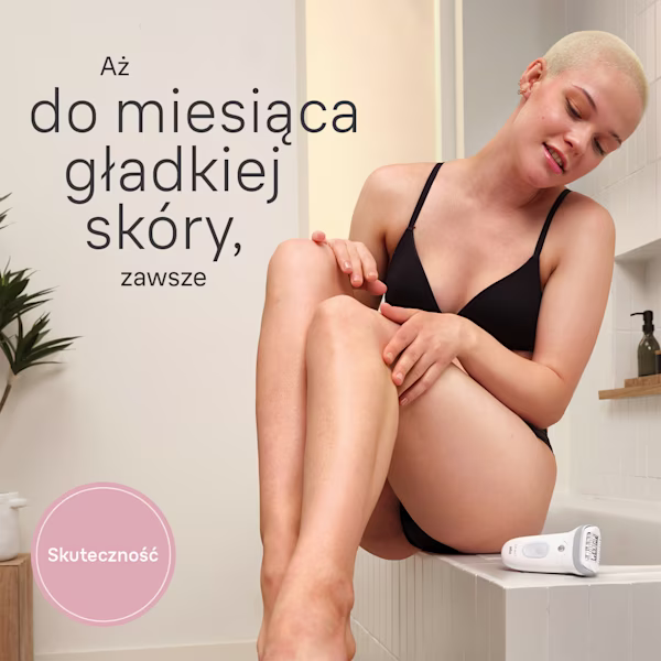 Kobieta gładząca swoją nogę w łazience Kobieta gładząca swoją nogę w łazience