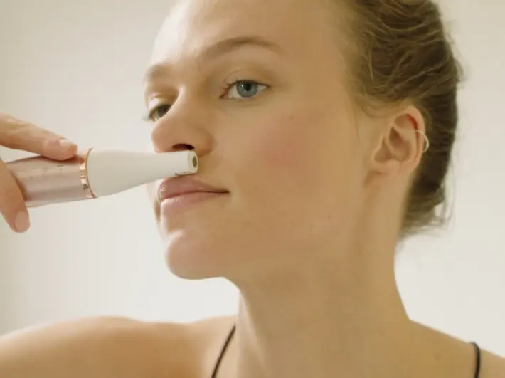 Urządzenie 3-w-1 do depilacji twarzy, oczyszczania i tonizacji skóry.