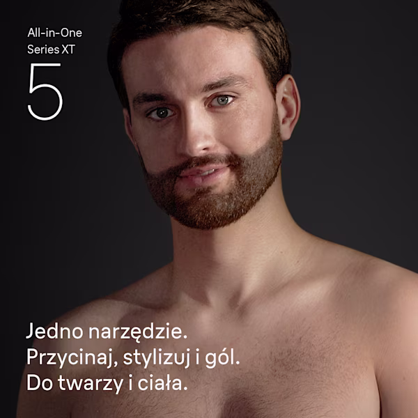 Młody mężczyzna z brodą bez koszuli po użyciu zestawu trymera All-in-One Series XT5 Młody mężczyzna z brodą bez koszuli po użyciu zestawu trymera All-in-One Series XT5