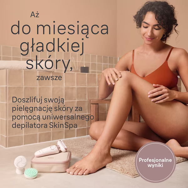 Kobieta gładząca swoją nogę w łazience Kobieta gładząca swoją nogę w łazience