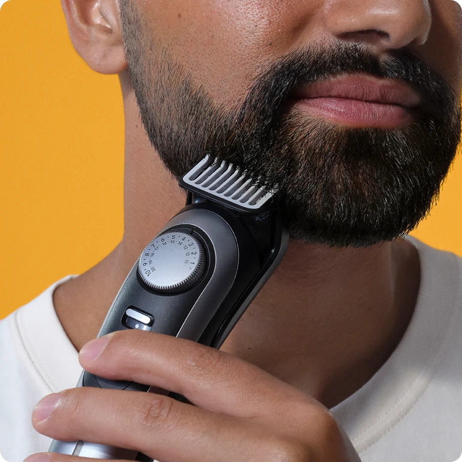 Mężczyzna korzystający z produktu do pielęgnacji brody