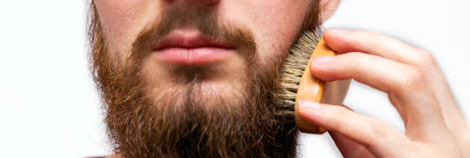 Come pettinare e spazzolare la barba correttamente