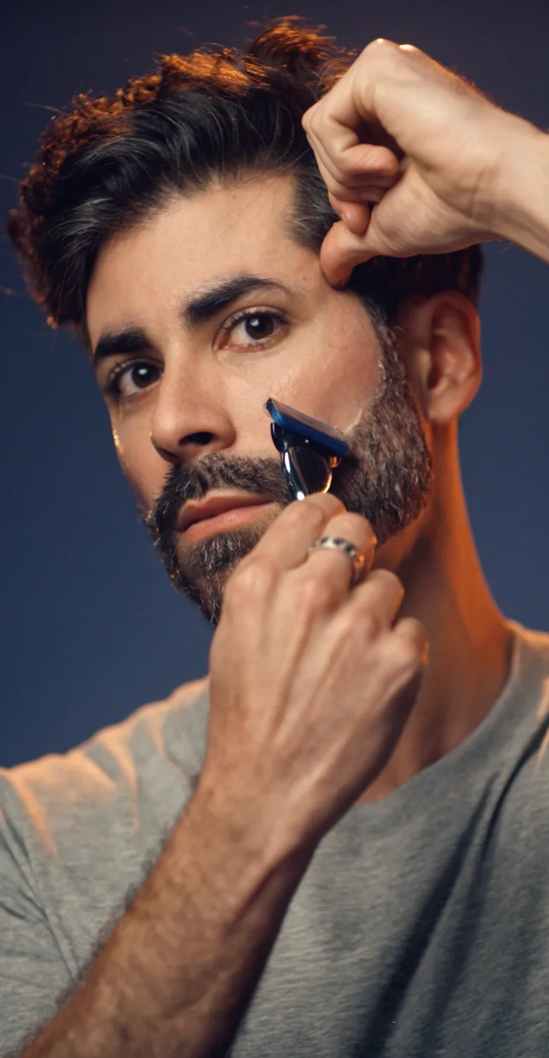 Homem a aparar o pescoço com lâmina King C. Gillette para acabamento preciso