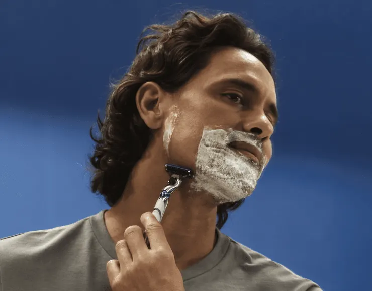 Ένας άντρας που ξυρίζει τα γένια του με το ξυράφι Gillette