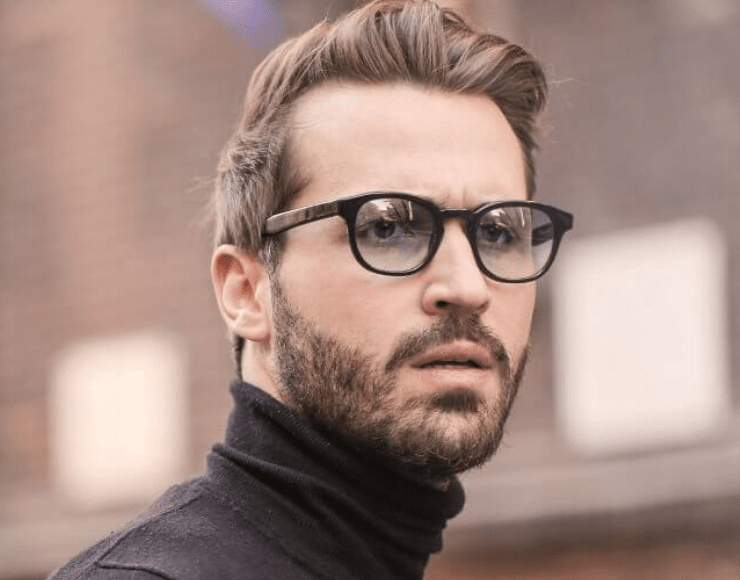 Uomo elegante con capelli tinti