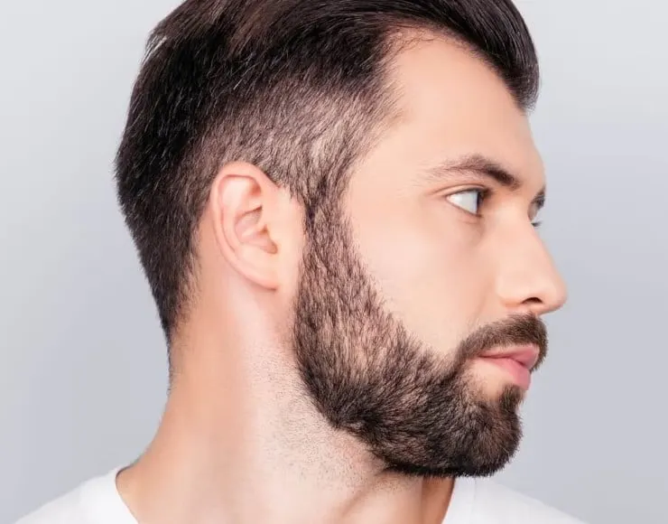 Um homem modelando o decote da barba