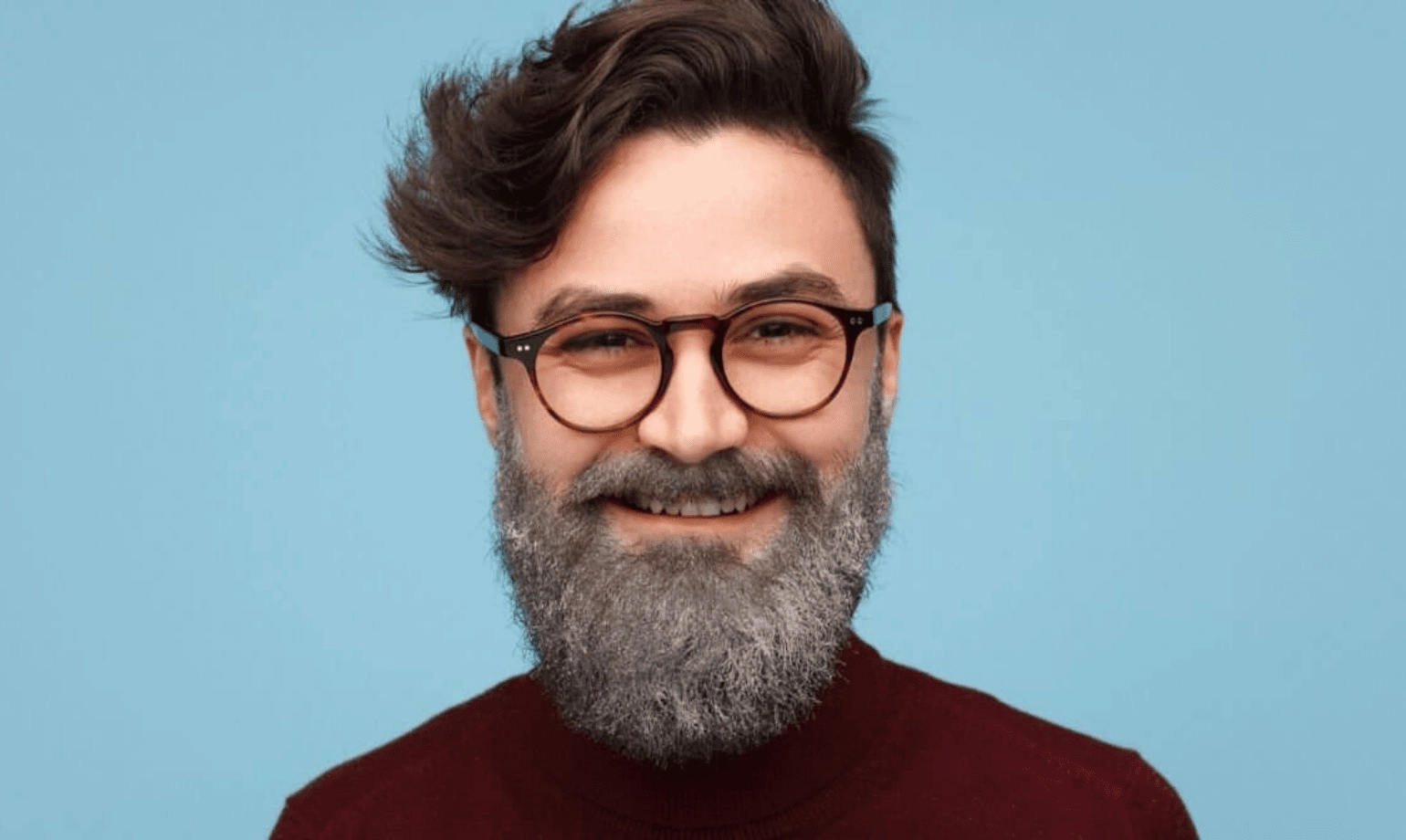 Uomo con capelli tinti e barba grigia