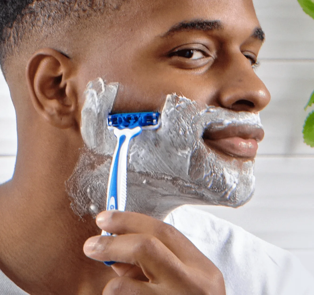 Máquina de barbear descartável sensível Gillette SkinGuard para homens