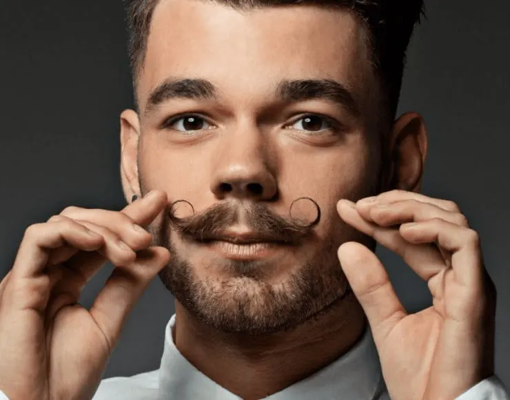 Um homem com bigode