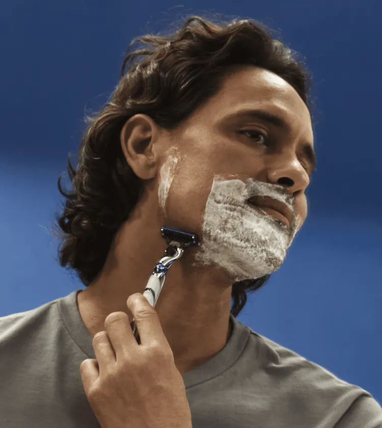 Ένας άντρας που ξυρίζει τα γένια του με το ξυράφι Gillette