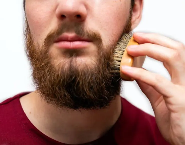 Come pettinare e spazzolare la barba correttamente