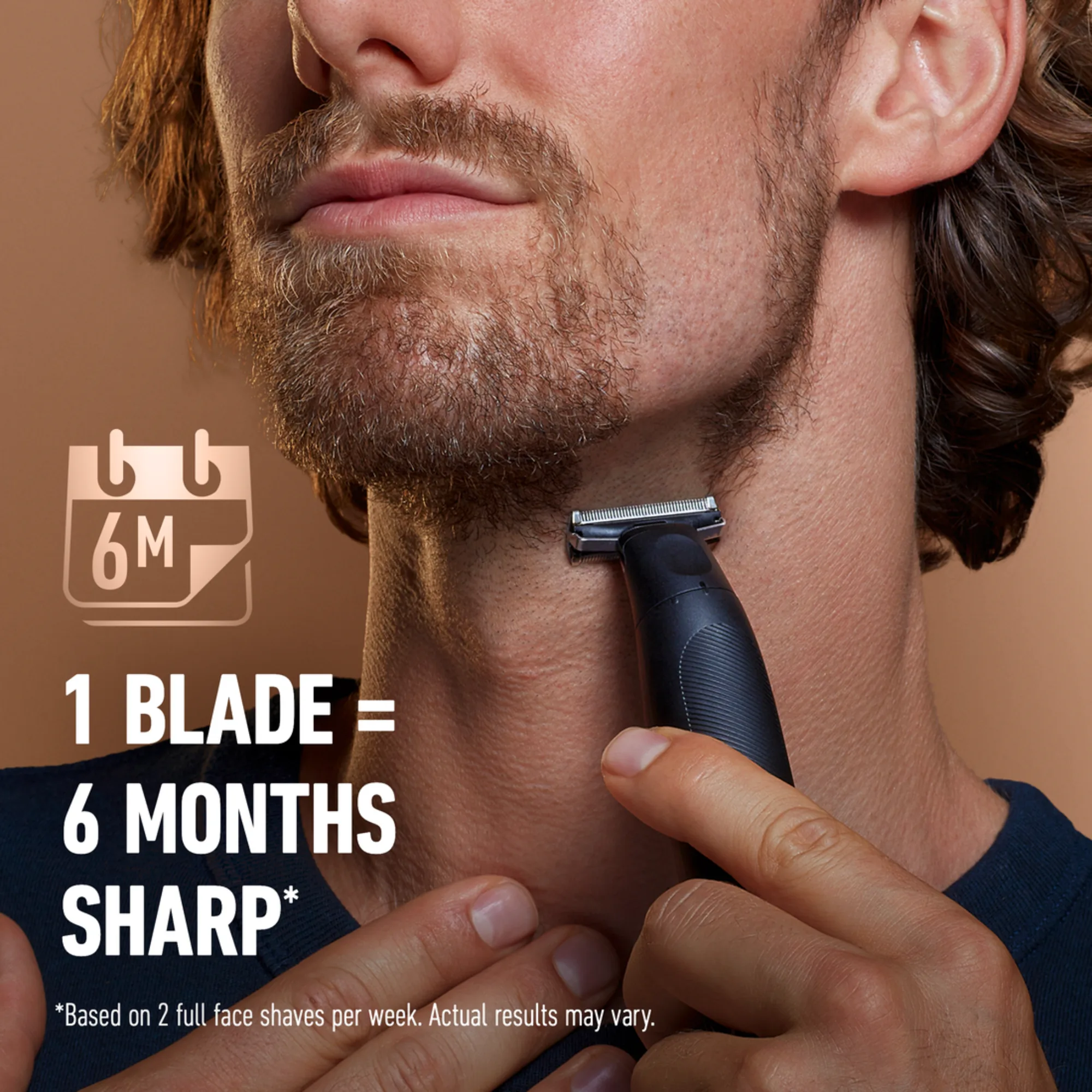 Homem a barbear o pescoço com aparador King C. Gillette de lâmina única