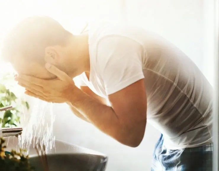 Ένας άντρας που πλένει το πρόσωπό του με γένια Gillette και πλύσιμο προσώπου