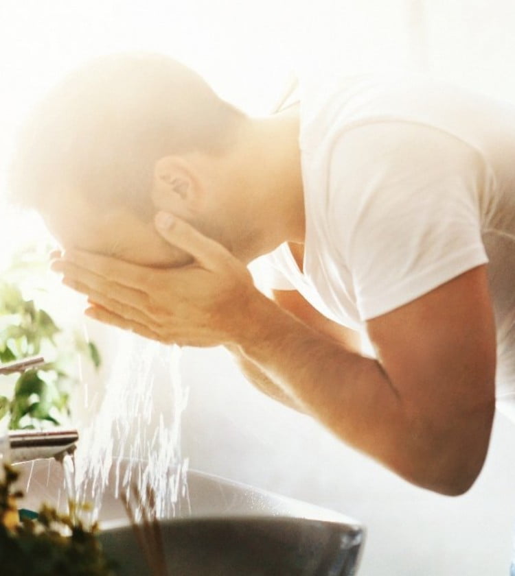 Ένας άντρας που πλένει το πρόσωπό του με γένια Gillette και πλύσιμο προσώπου