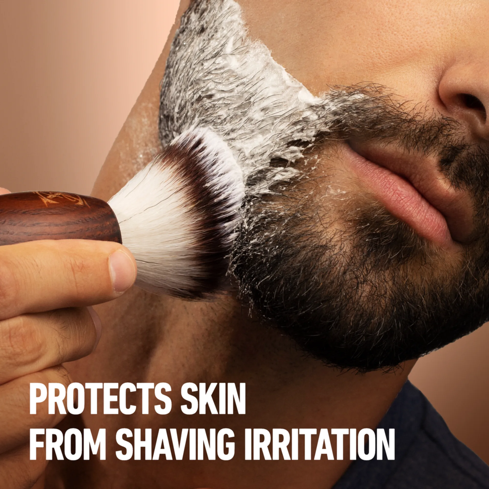 Aplicação de espuma de barbear com pincel na barba para reduzir irritação da pele