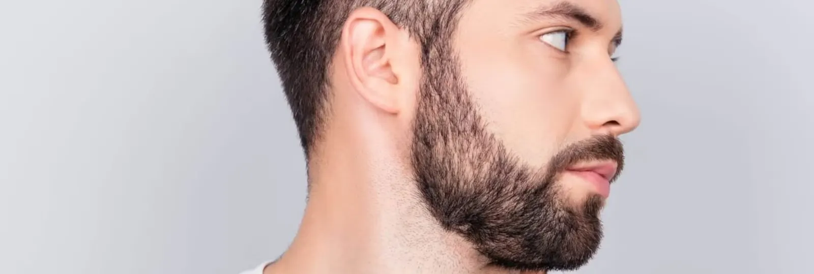 Um homem modelando o decote da barba