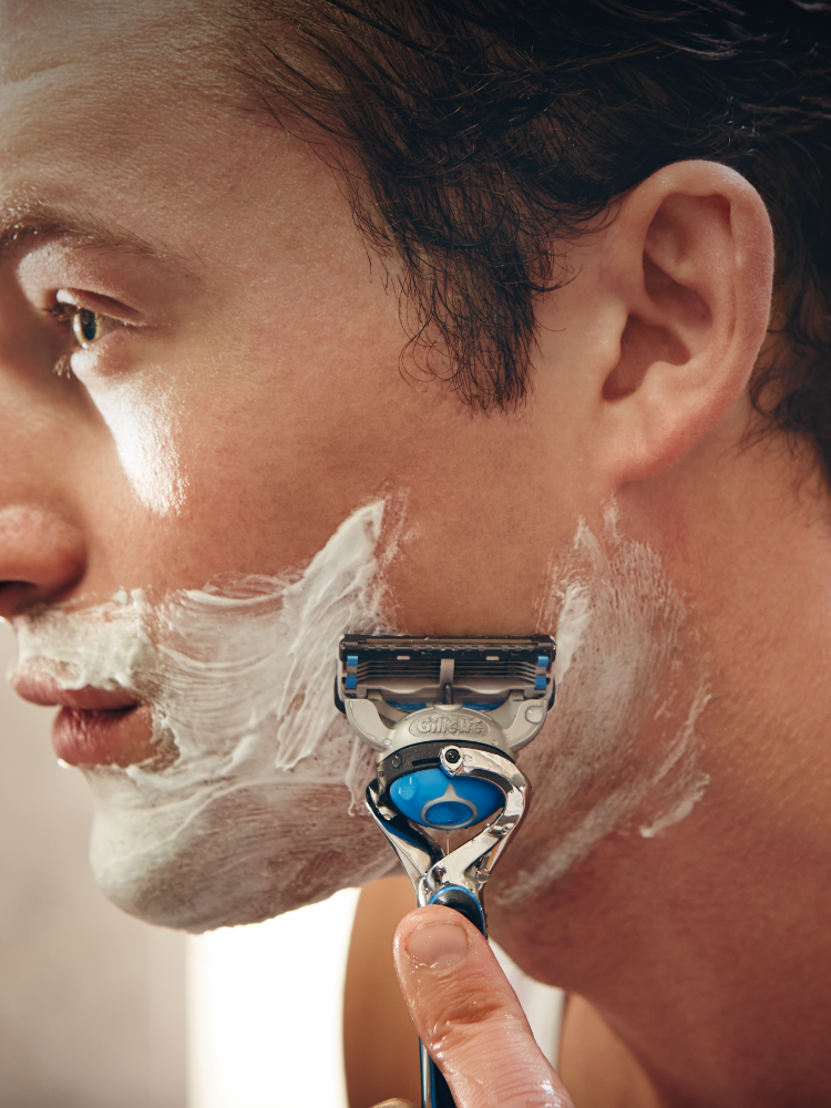 La scienza dietro i gel e le schiume da barba