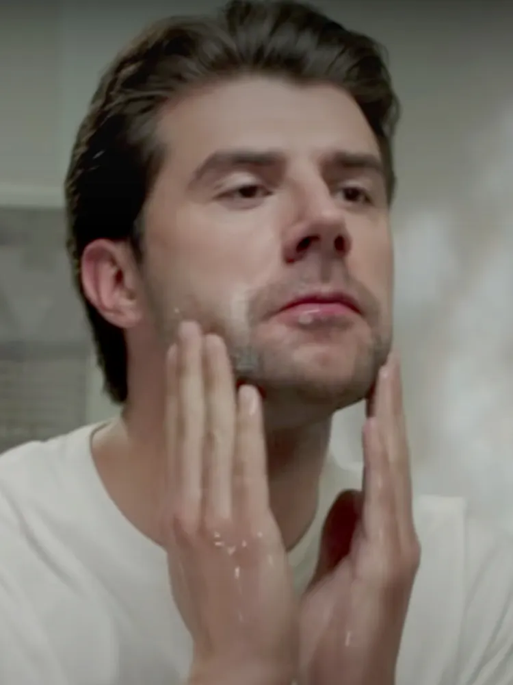 Begin met een scrub voor mannen voor het scheren van het gezicht