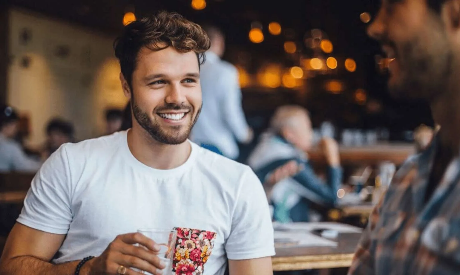 vrienden praten in een café