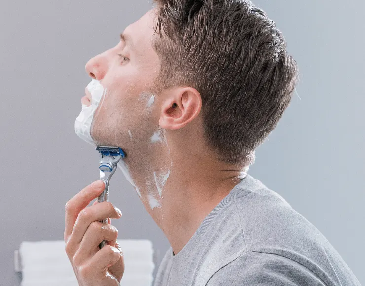Ένας άντρας που ξυρίζει το πρόσωπό του με ξυράφι Gillette