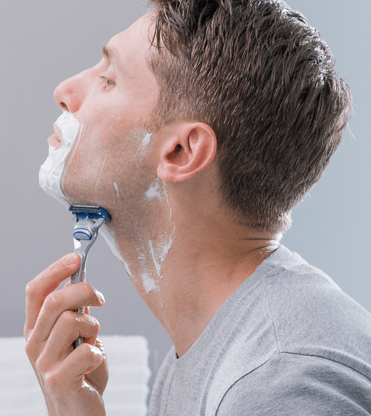 Ένας άντρας που ξυρίζει το πρόσωπό του με ξυράφι Gillette