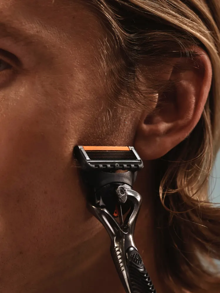 Como prevenir pelos esquecidos durante o barbear: tecnologia Flexball da Gillette